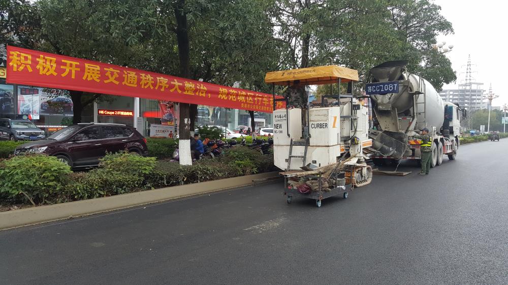 為什么說路緣石滑模機是混凝土滑模攤鋪的好幫手呢？