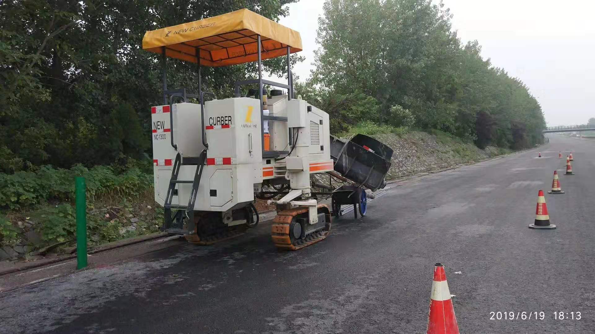 路緣石滑模機技術正在不斷創(chuàng)新，從而提高施工質量及效率