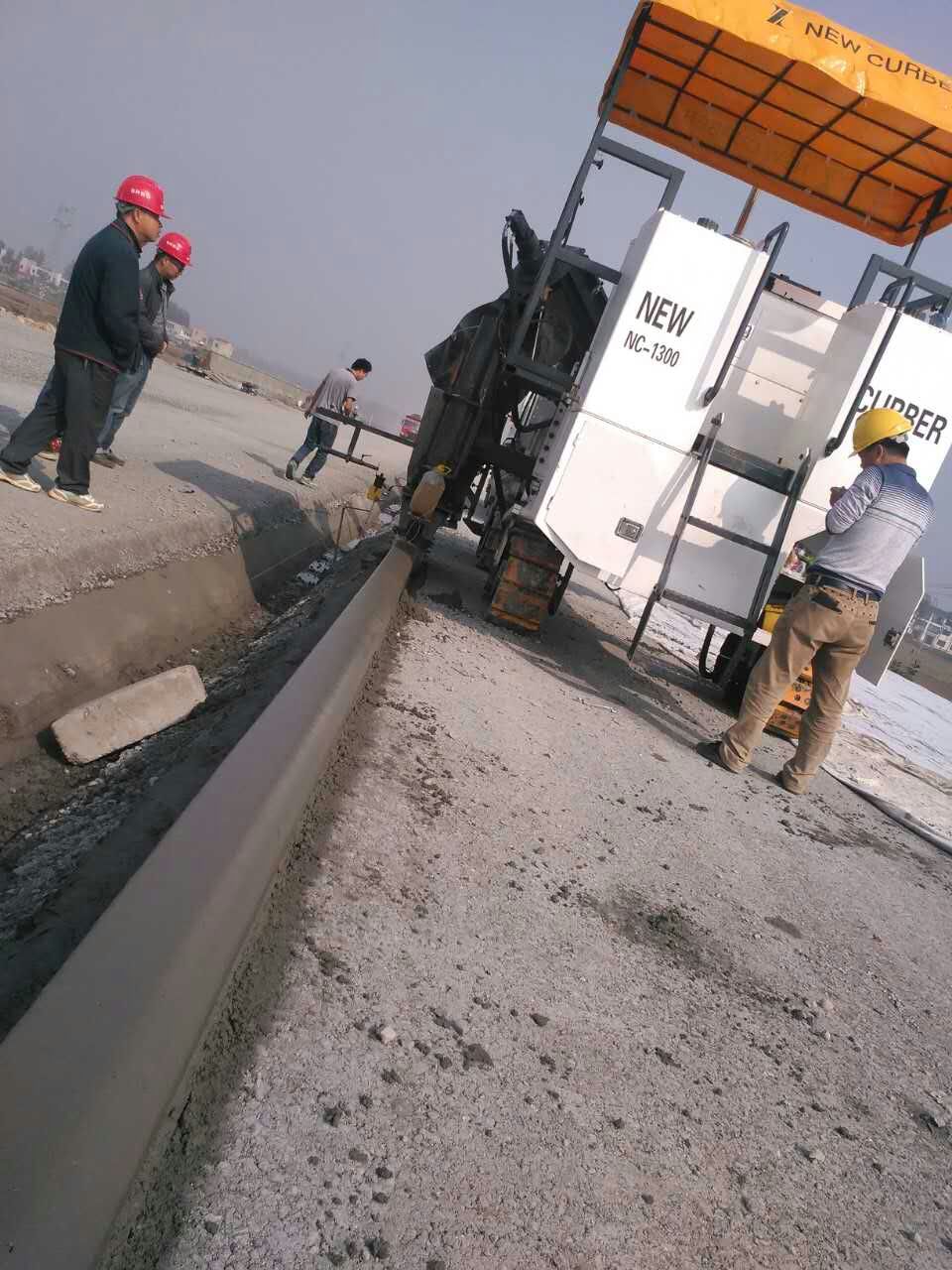 新路緣NC1300混凝土路緣石滑模機強大的背后不但是產品技術，還有完善的售后服務