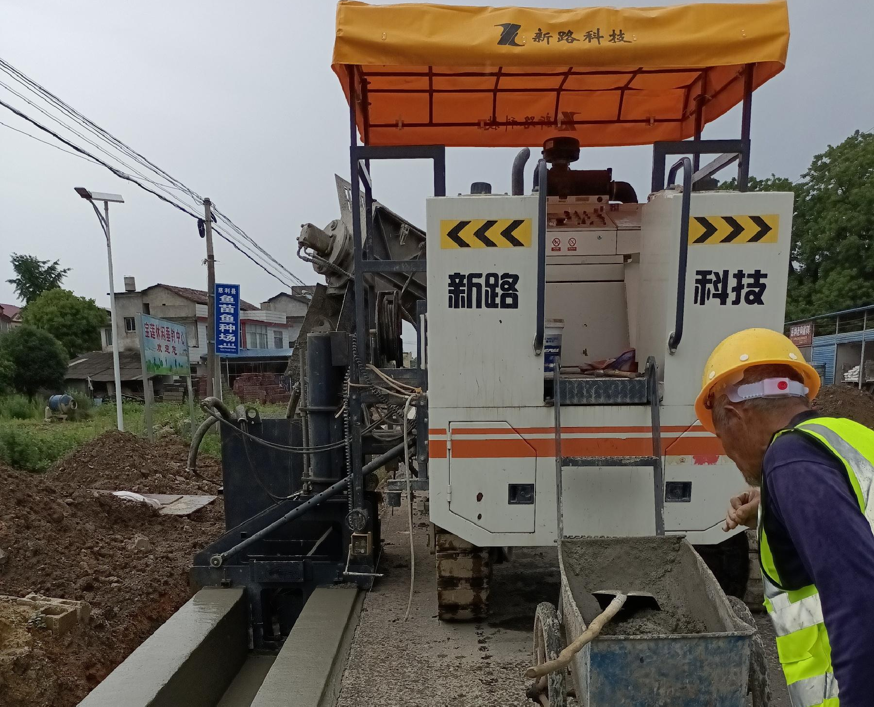 G353慈利至張家界城區(qū)公路排水溝滑模一次性成型，滑模施工效率高