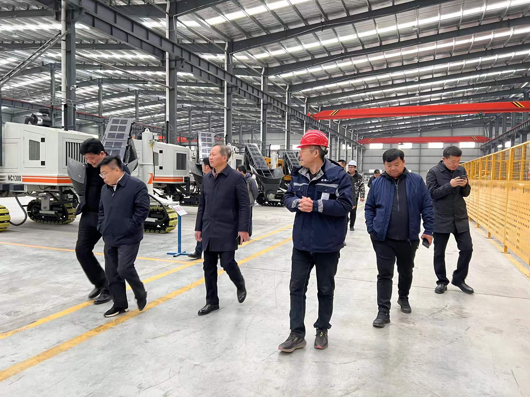 熱烈歡迎徐州市委市政府、淮海國際港務(wù)區(qū)、柳新鎮(zhèn)一行領(lǐng)導(dǎo)來我司參觀考察工作